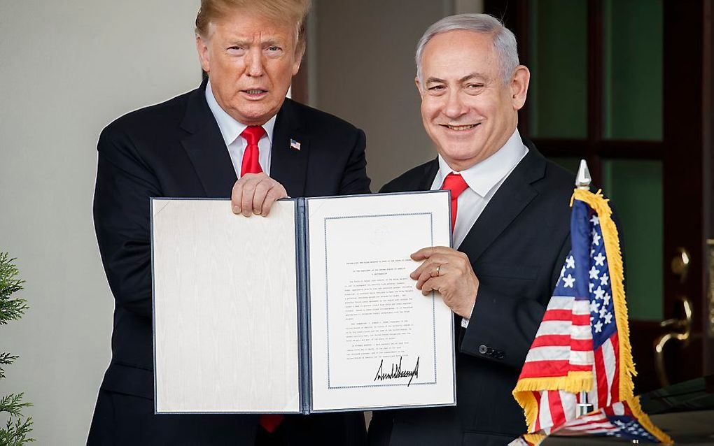 Trump en Netanyahu met de ondertekende verklaring. beeld EPA