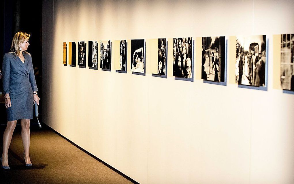 De koningin, wellicht een van de meest gefotografeerde vrouwen van Nederland, kreeg in het Nederlands Fotomuseum een zeer uitgebreide rondleiding. beeld ANP