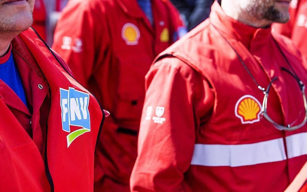 Medewerkers van Shell voeren met vakbonden begin april actie bij Shell in Moerdijk. beeld ANP, Jeroen Jumelet