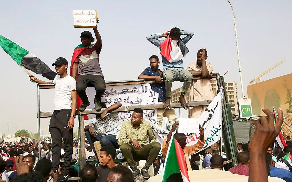 Feest na de afzetting van al-Bashir. beeld EPA