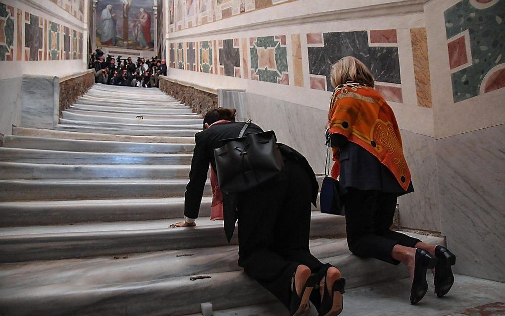 De Santa Scala, de Heilige Trap in Rome is vorige week weer in originele staat te beklimmen. Luther beklom deze Pilatustrap om een aflaat voor zijn grootvader te verdienen. beeld EPA, Alessandro di Meo