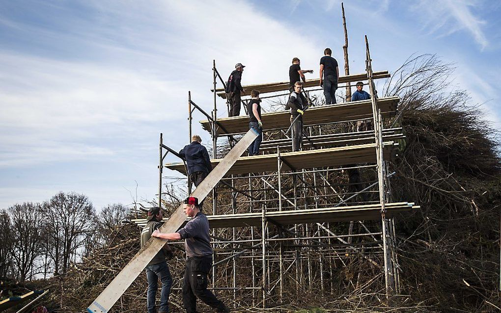 De opbouw van het traditionele paasvuur in het Overijsselse Dijkerhoek is stil gelegd vanwege kans op natuurbranden. De paasvuurbouwers breken de steigers bij het in aanbouw zijnde paasvuur af. De bouwers strijden jaarlijks om het grootste en mooiste paas