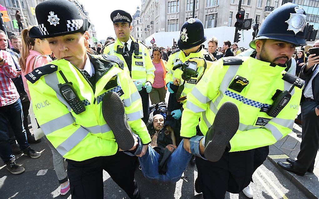 De Britse politie heeft in Londen al meer dan 500 klimaatactivisten gearresteerd. Betogers dreigen dit weekeinde de luchthaven Heathrow plat te leggen. beeld EPA, Facundo Arrizabalaga