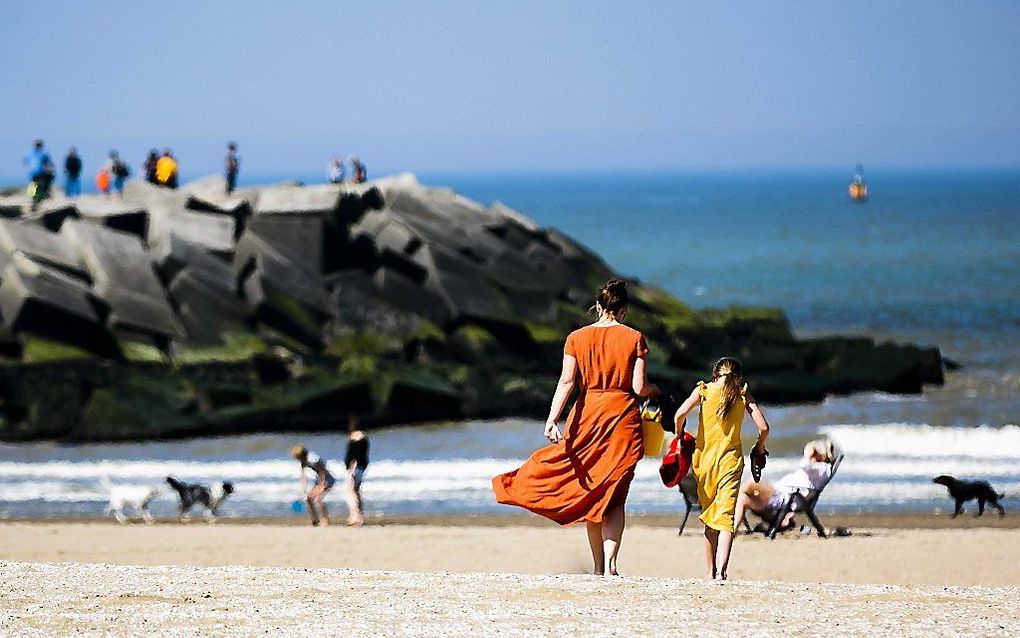 In vrijwel het hele land is het vrijdag warm. Foto: het strand bij Scheveningen. beeld ANP