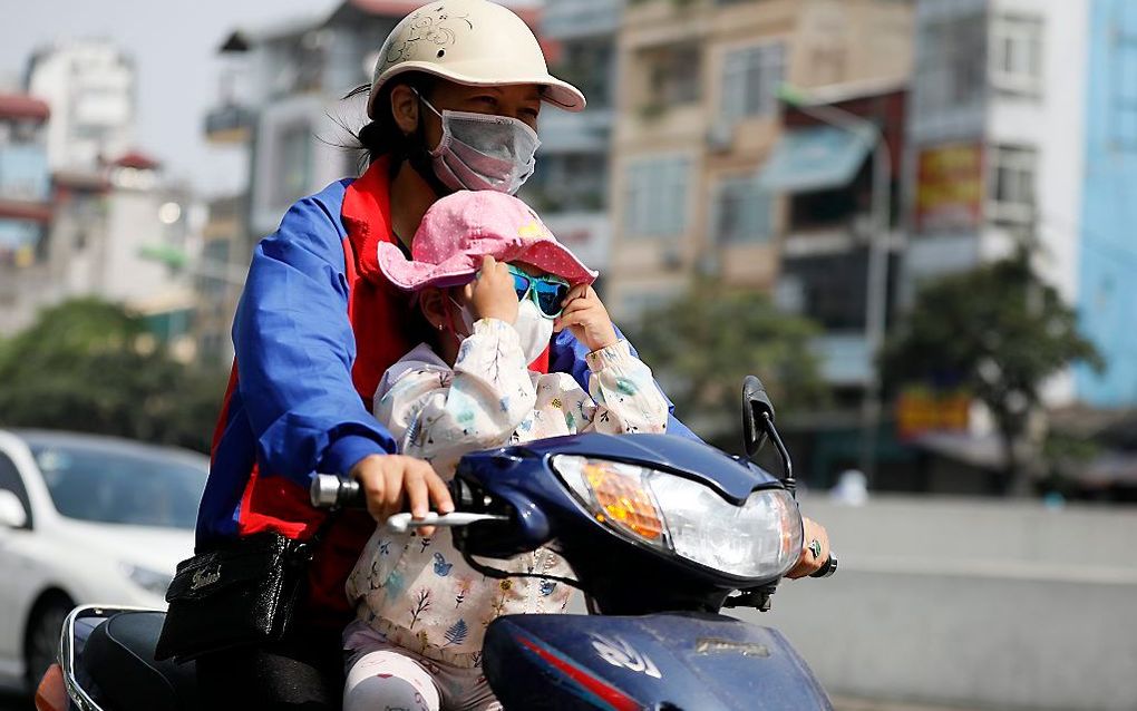 Vietnam kampt met hoge temperaturen. In de hoofdstad Hanoi stegen de temperatuur woensdag tot boven de 40 graden Celsius. beeld EPA