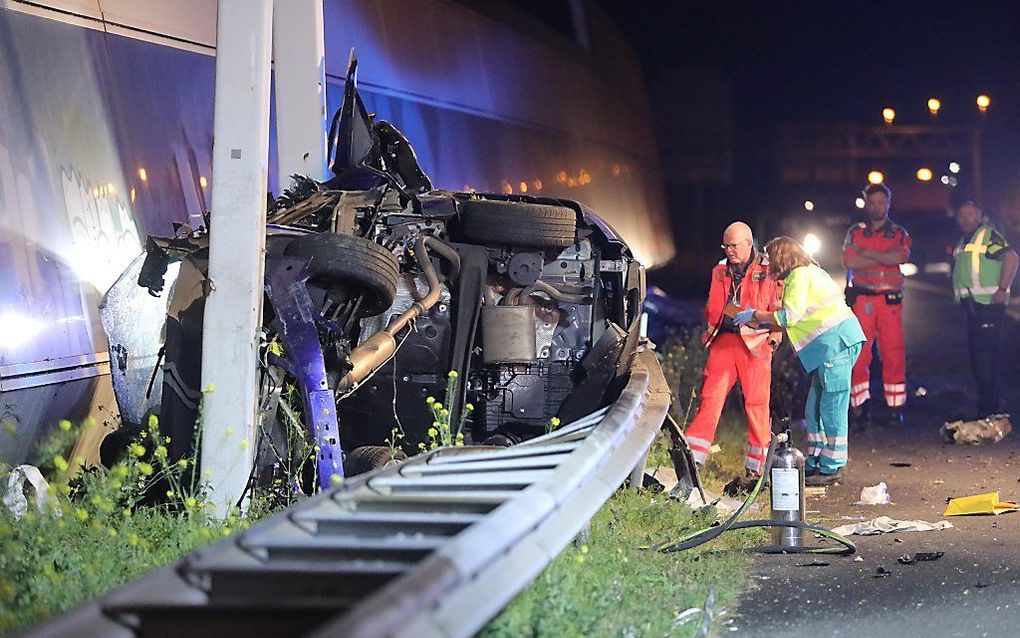 Bij een ongeval op de A12 bij het Prins Clausplein in Den Haag zijn vier mensen om het leven gekomen. De auto kwam achter de vangrail terecht en kwam tot stilstand tegen een verkeersportaal. beeld ANP, Regio 15