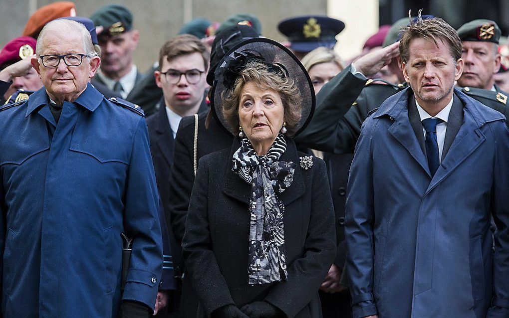 Prof. Pieter van Vollenhoven (l.), prinses Margriet en prins Pieter Christiaan zijn zaterdagavond aanwezig bij de herdenking op de Grebbeberg. beeld ANP