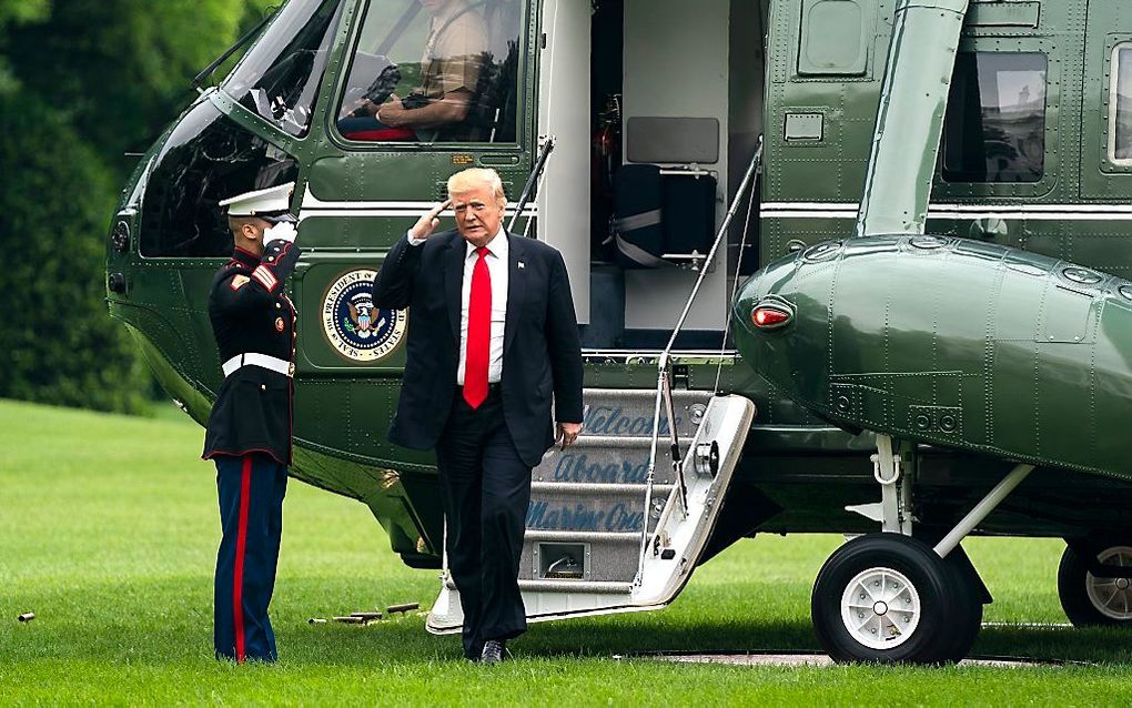 De Amerikaanse president Trump keerde vrijdag terug in Washington, na een bezoek aan New York.  Trump liet eerder op de dag weten de voor christenen nadelige gelijkheidswet niet te ondertekenen, mocht die door het Congres worden goedgekeurd.  beeld  EPA, 