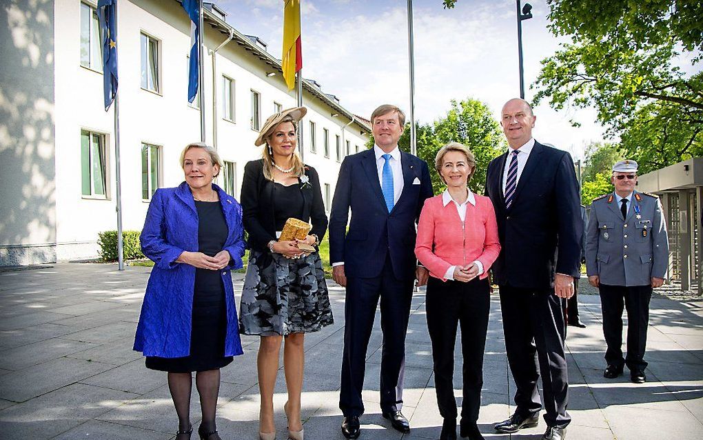 Koning Willem-Alexander en koningin Máxima met minister van Defensie  Bijleveld (L) en de Duitse minister van Defensie Von der Leyen. beeld ANP