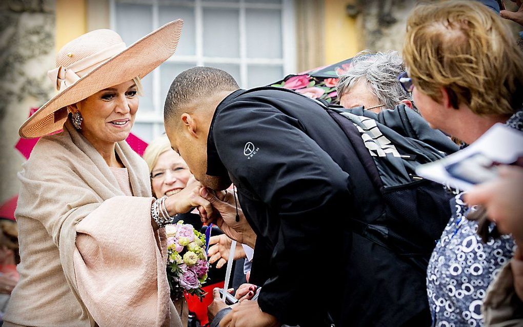 Een handkus voor de koningin bij Slot Sanssouci. beeld ANP