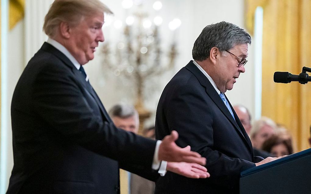 Donald Trump (l.) en William Barr (r.). beeld EPA, Jim Lo Scalzo