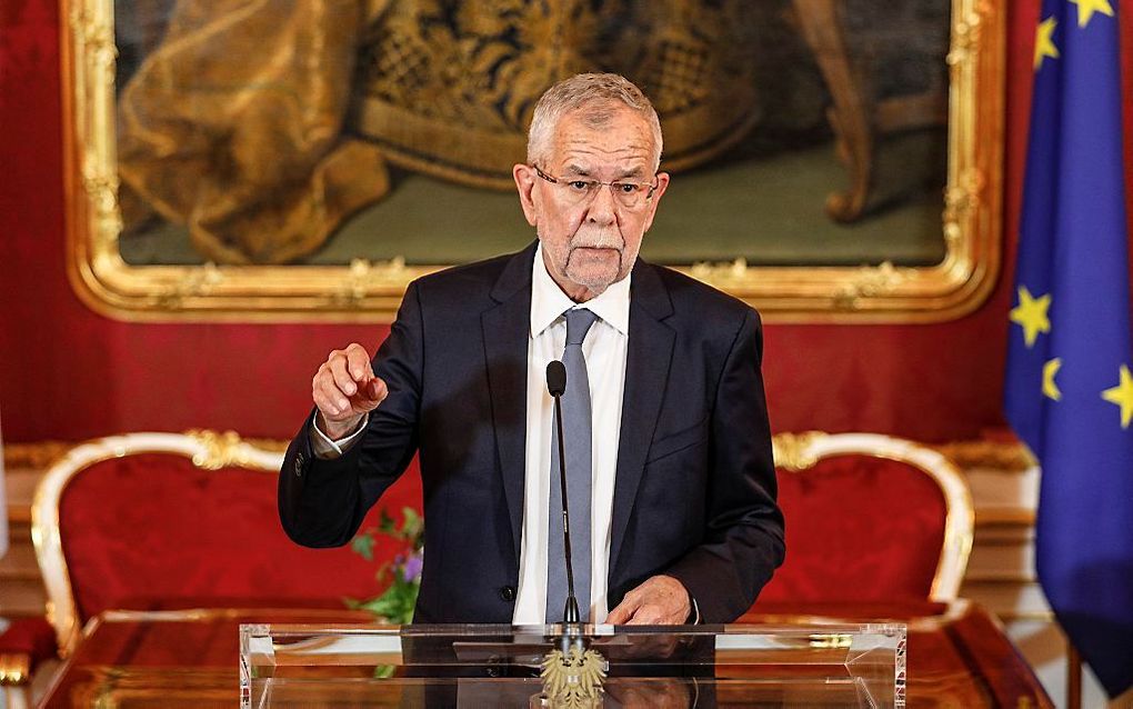 De Oostenrijkste president Alexander Van der Bellen, dinsdag tijdens het afleggen van een verklaring na een vertrouwensstemming over de regering-Kurz. beeld EPA, Florian Wieser