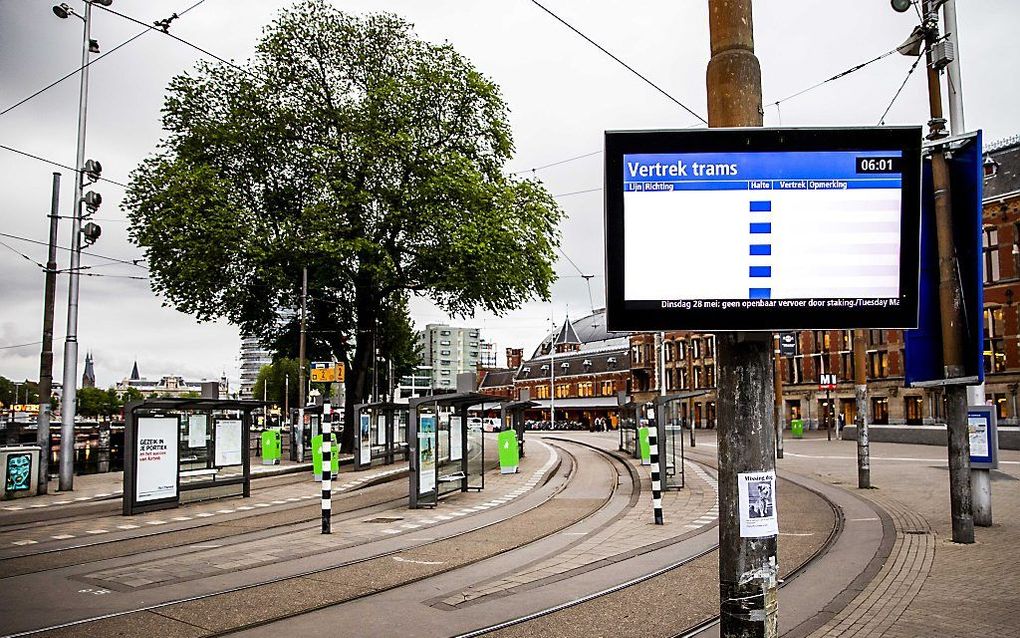 Lege perrons op Amsterdam Centraal. Vanwege een 24-uursstaking rijden er geen treinen, trams, bussen en metro's. beeld ANP