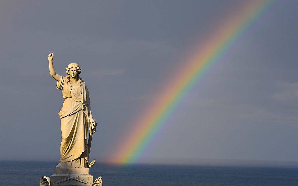 Een regenboog bezien vanaf Begraafplaats Waverley in Sydney, Australië. beeld EPA