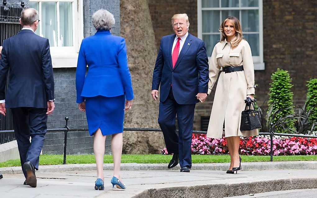 De Britse premier May en haar echtgenoot verwelkomen de Amerikaanse president Trump en zijn vrouw. beeld EPA