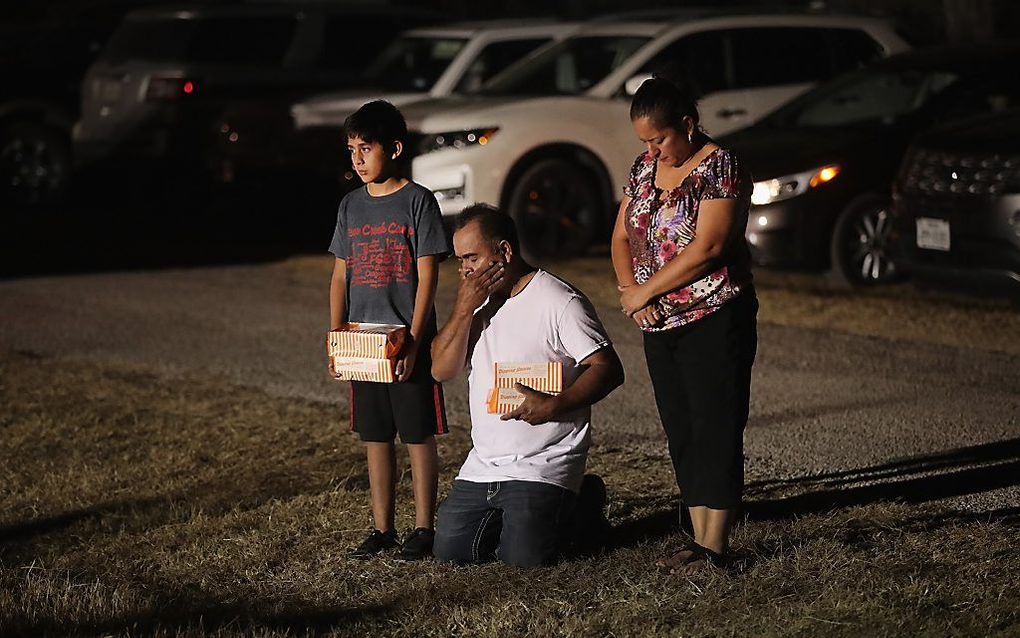 SUTHERLAND SPRINGS. Inwoners van Sutherland Springs baden gisteren voor de nabestaanden van de slachtoffers van de schietpartij in de kerk van het dorp van afgelopen zondag. beeld AFP, Scott Olson