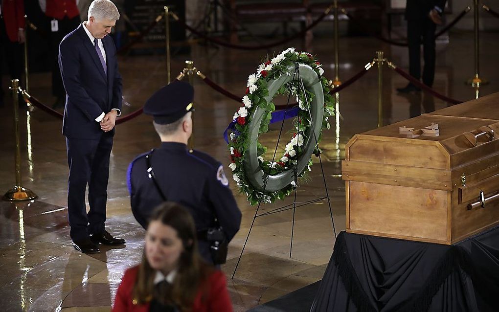 Rechter Gorsuch van het Hooggerechtshof bij de kist van Graham. beeld AFP