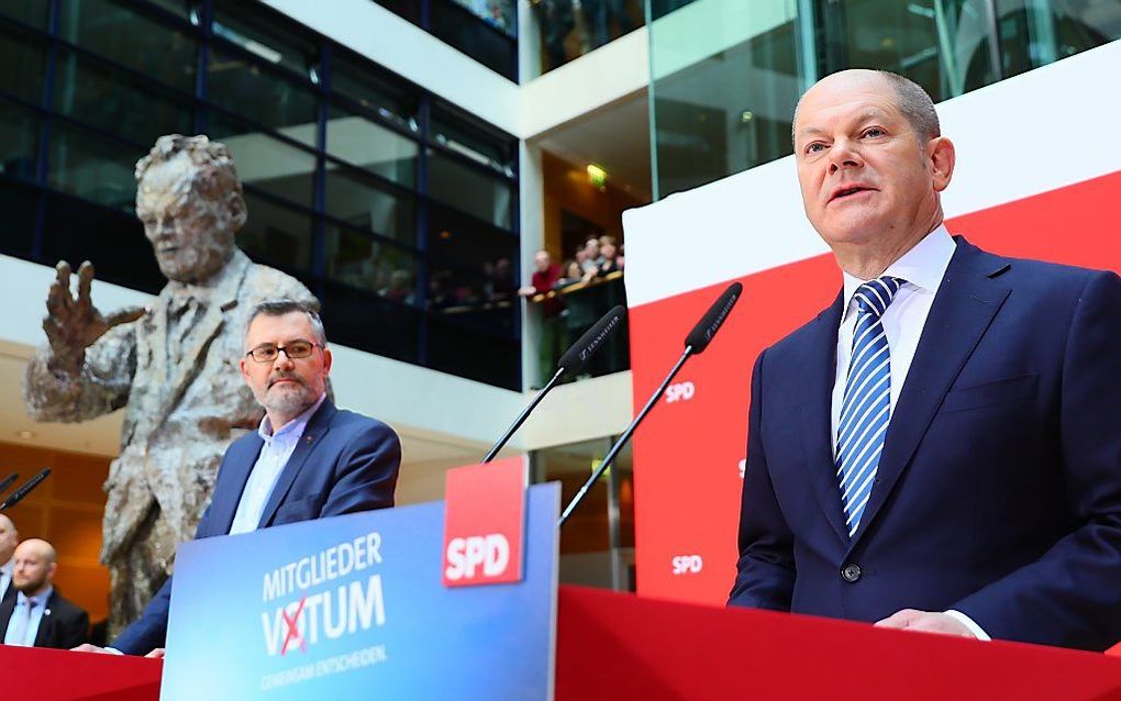 SPD-leider Olaf Scholz (r.) makte zondag bekend dat leden van zijn partij voor regeringsdeelname zijn.  Dat was de uitkomst van een dit weekend gehouden referendum onder leden van de SPD.  beeld AFP, Michael  Kappeler