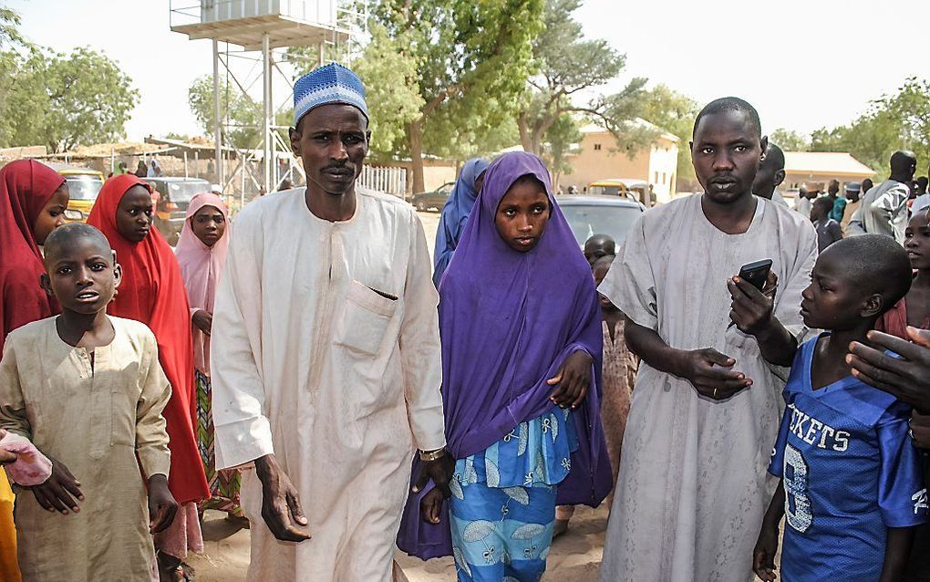 Een door Boko Haram vrijgelaten meisje, woensdag met haar familie in het Nigeriaanse Dapchi. beeld AFP, fixer