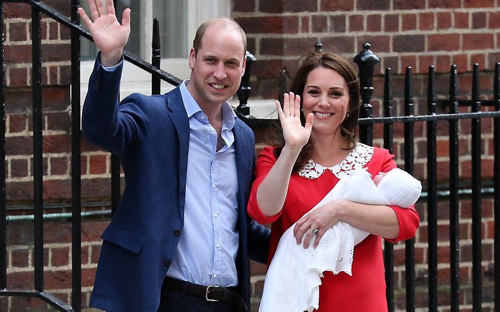 Brits feest: een prinsje is geboren. William en Kate laten hun zoon zien. beeld AFP