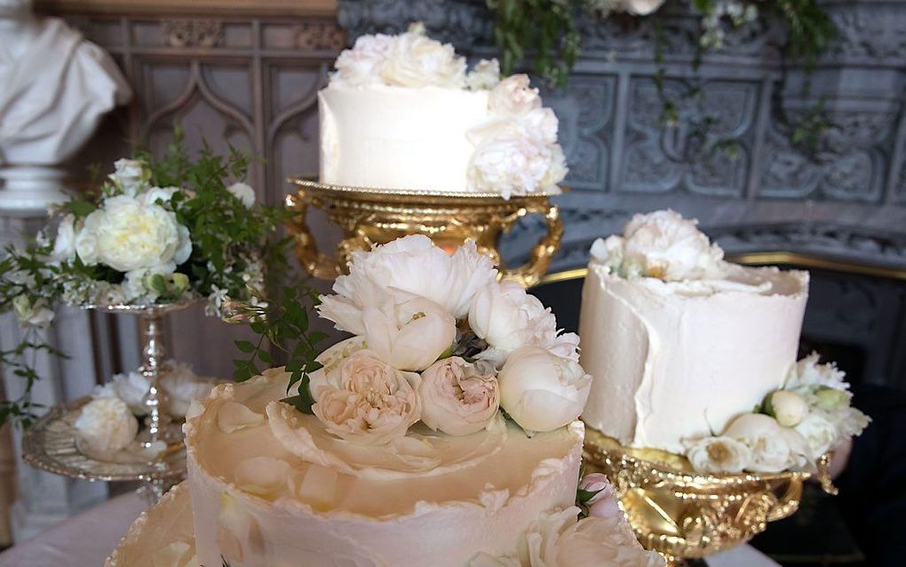 De bruidstaart is gemaakt door de Londense patisseriechef Claire Ptak en smaakt naar vlierbloesem en citroen. De taart is omhuld met botercrème en versierd met verse bloemen. beeld AFP