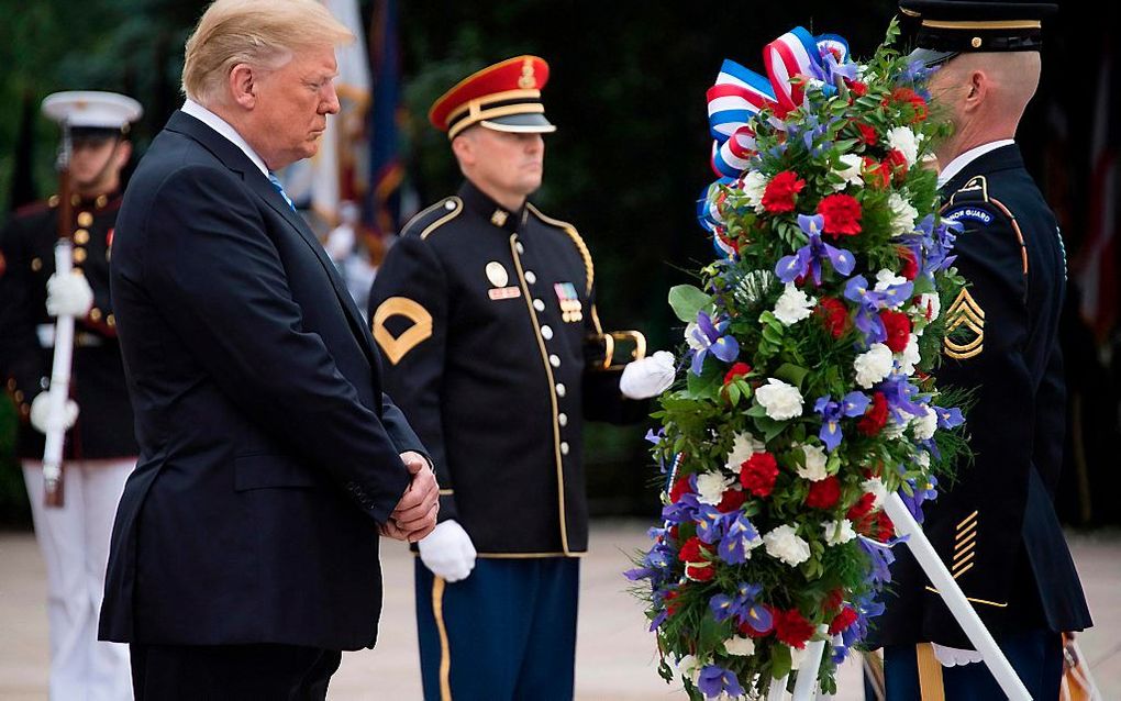 Trump legt een krans bij het graf van de onbekende soldaat op de begraafplaats Arlington. beeld AFP