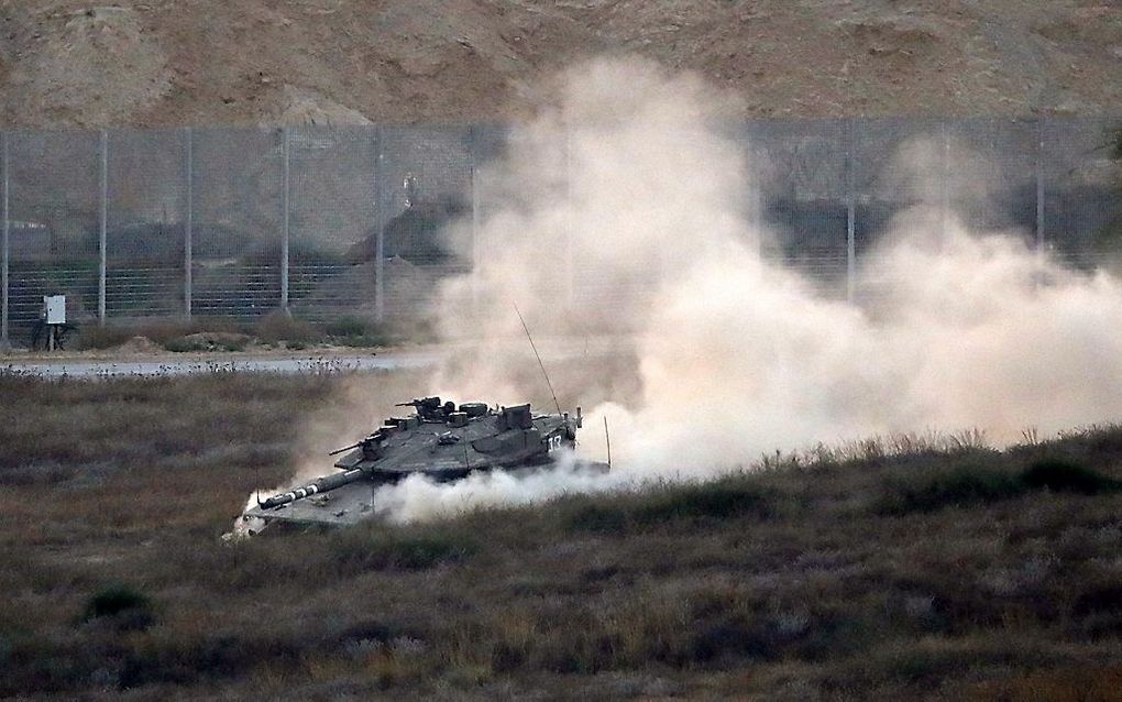 Israëlische tank op patrouille bij de grens met de Gazastrook, dinsdag, beeld AFP, Jack Guez