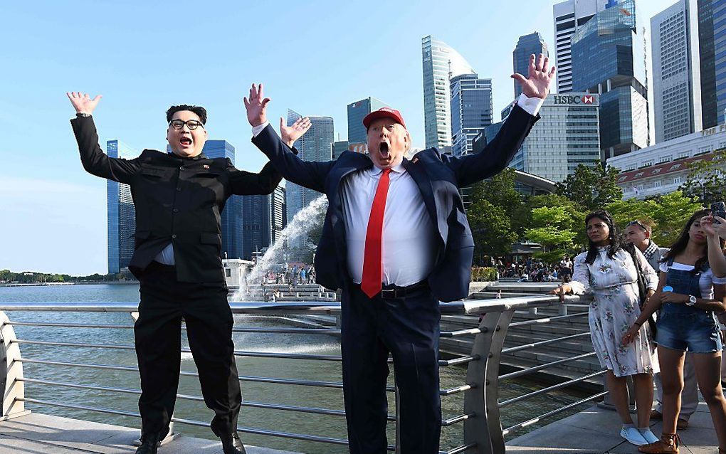 Dubbelgangers van Noord-Koreaanse leider Kim Jong-un en de Amerikaanse president Donald Trump in Singapore. beeld AFP