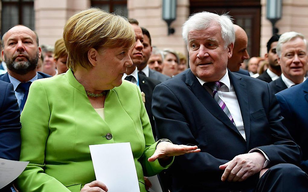 Merkel (l.) en Seehofer. beeld AFP, Tobias SCHWARZ