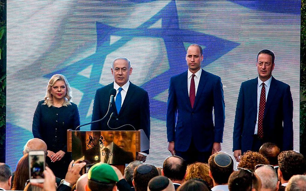 De Britse prins William (2e van rechts) had dinsdag een ontmoeting met de Israëlische premier Netanyahu en zijn vrouw Sara in de residentie van de Britse ambassadeur in Ramat Gan. beeld AFP, Sebastian Scheiner