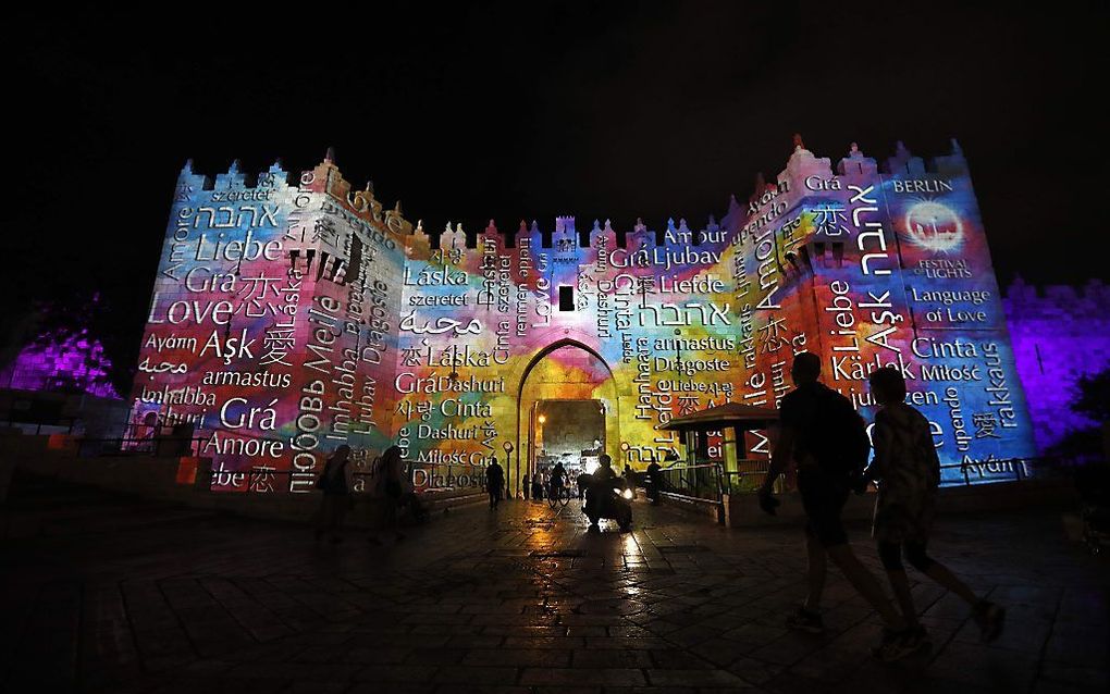 Een verlichte Damascuspoort in Jeruzalem ter gelegenheid van het Lichtfestival. beeld AFP