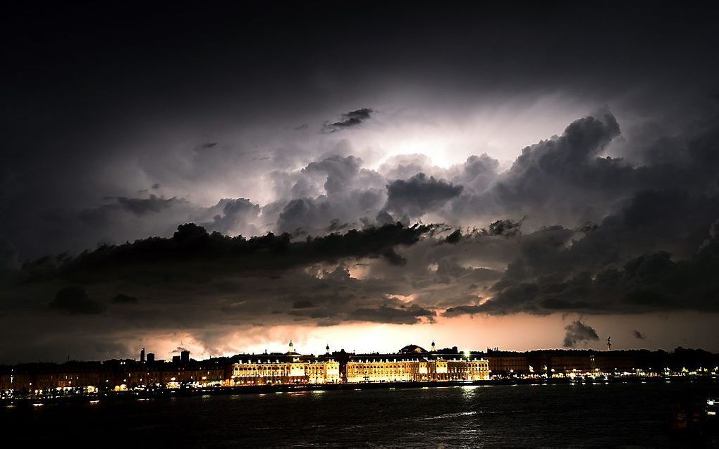 Onweer verlicht de hemel boven de stad Bordeaux, in het zuidwesten van Frankrijk. beeld AFP