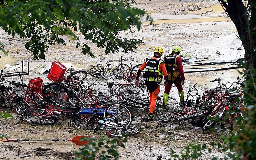 Reddingswerkers op een ondergelopen camping in het Zuid-Franse Saint-Julien-de-Peyrolas. beeld AFP