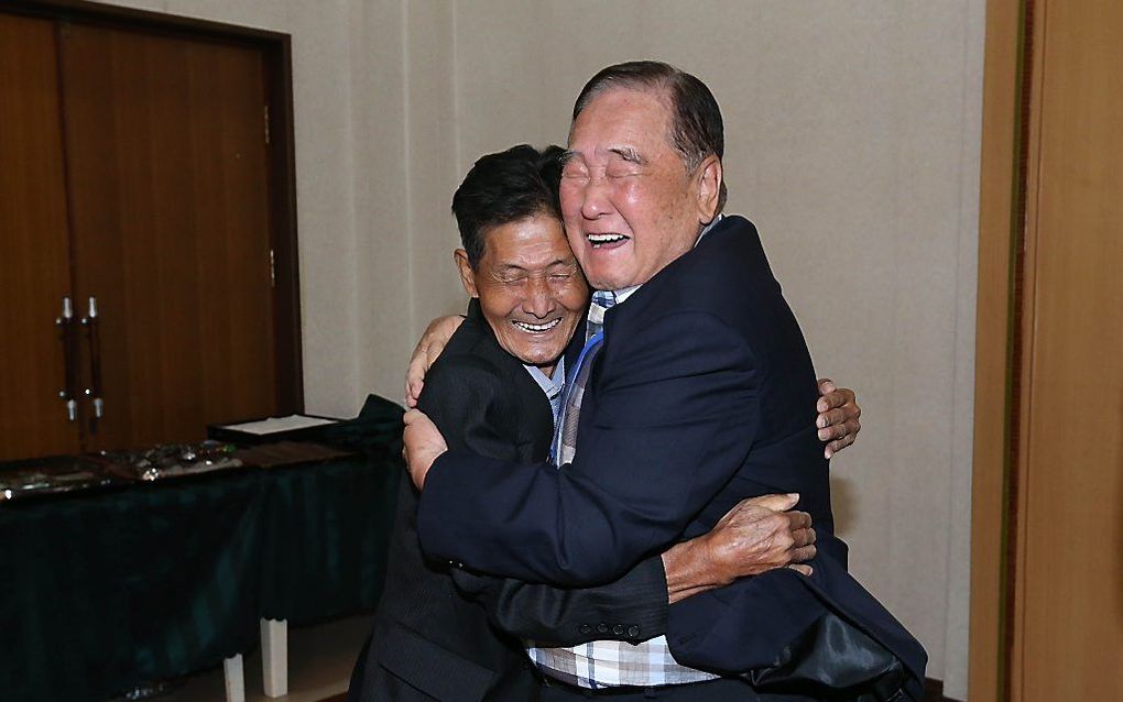 De 93-jarige Zuid-Koreaanse Ham Sung Chan (r.) omarmt zijn 79-jarige broer broer Ham Dong Chan uit Noord-Korea tijdens een kortstondig weerzien deze week in een Noord-Koreaans resort. beeld AFP