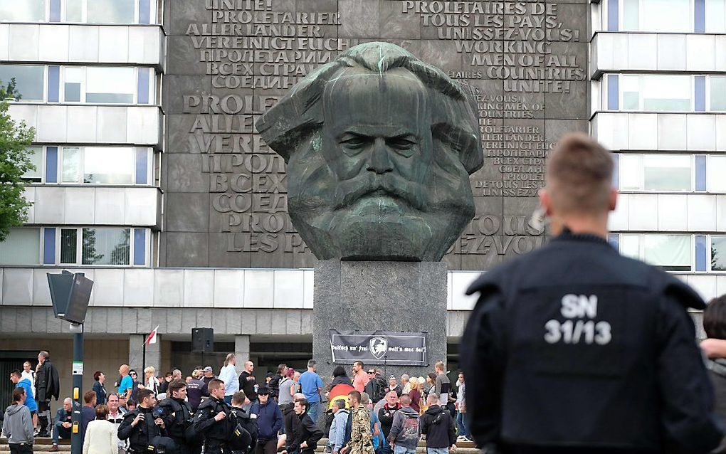 Rond de buste van Karl Marx komen deze week extreemrechtse demonstranten samen. beeld  AFP, Sebastian Willnow