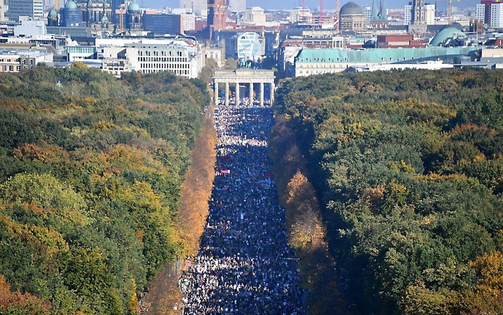 In Berlijn zijn volgens de organisatie ongeveer 150.000 mensen de staat opgegaan om te demonstreren tegen racisme. Foto: Tiergarten en Brandenburger Tor. beeld AFP