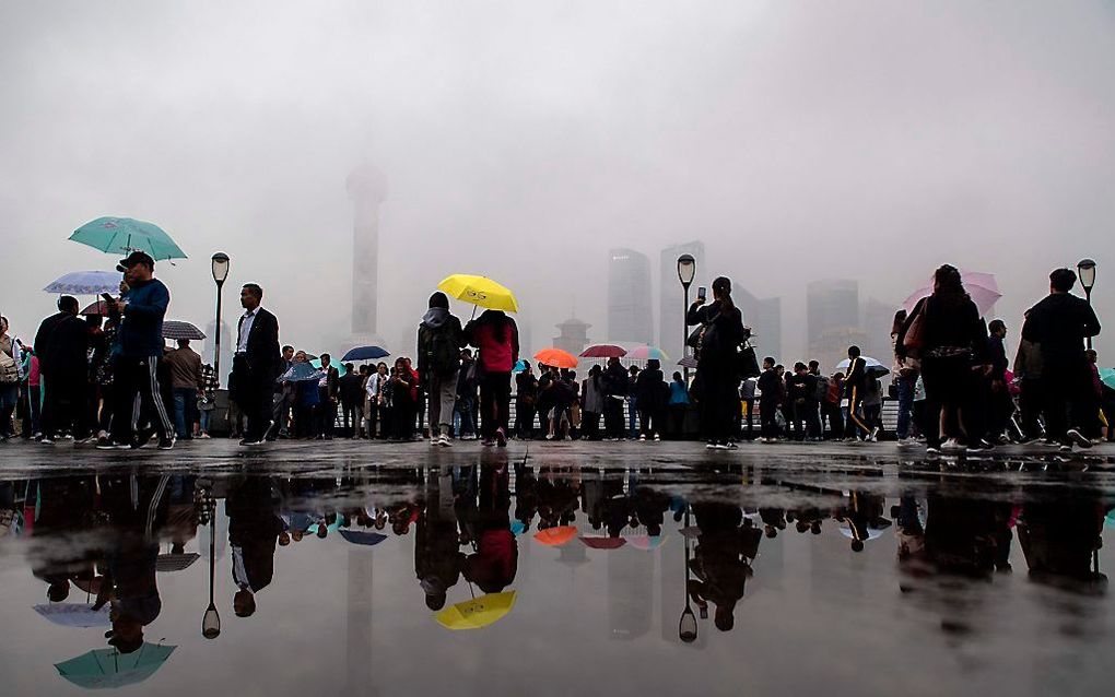 De skyline van Shanghai trekt ook bij regenachtig weer toeristen. beeld AFP