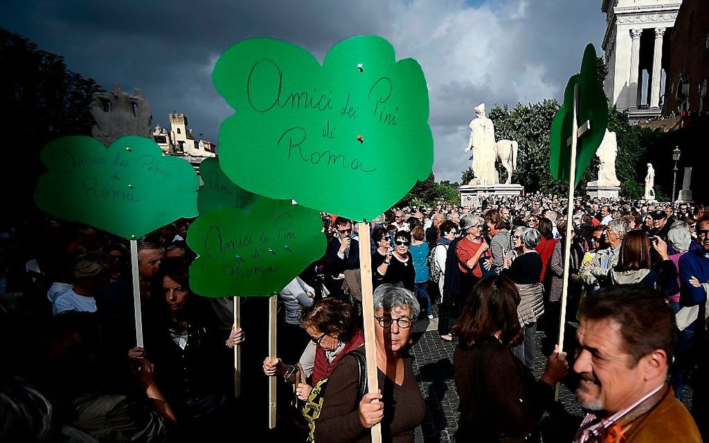 Betogers in de Italiaanse hoofdstad Rome gingen zaterdag de straat op om tegen hun burgemeester te protesteren. beeld AFP,  Filippo Monteforte