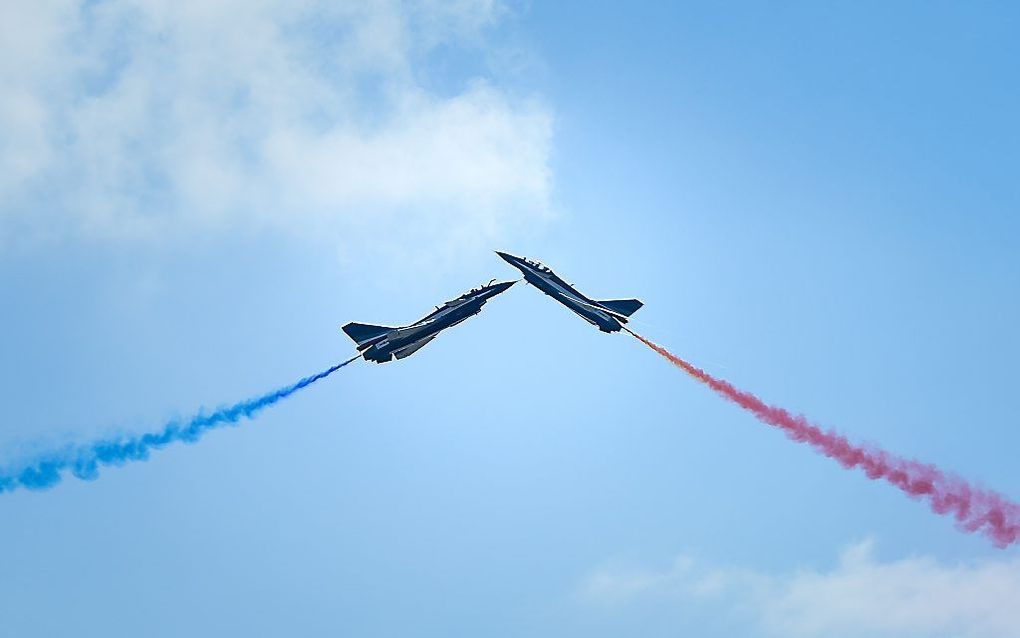 J-10-gevechtsvliegtuigen in actie tijdens een luchtshow in Zhuhai, in de Zuid-Chinese provincie Guangdong. beeld AFP