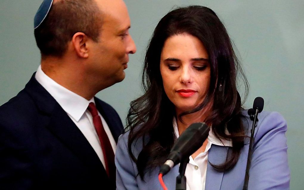 De ministers Bennett (l) en Shaked blijven in de regering van Israël Daarmee is de coalitie van premier Netanyahu vooralsnog gered. beeld AFP, Thomas Coex