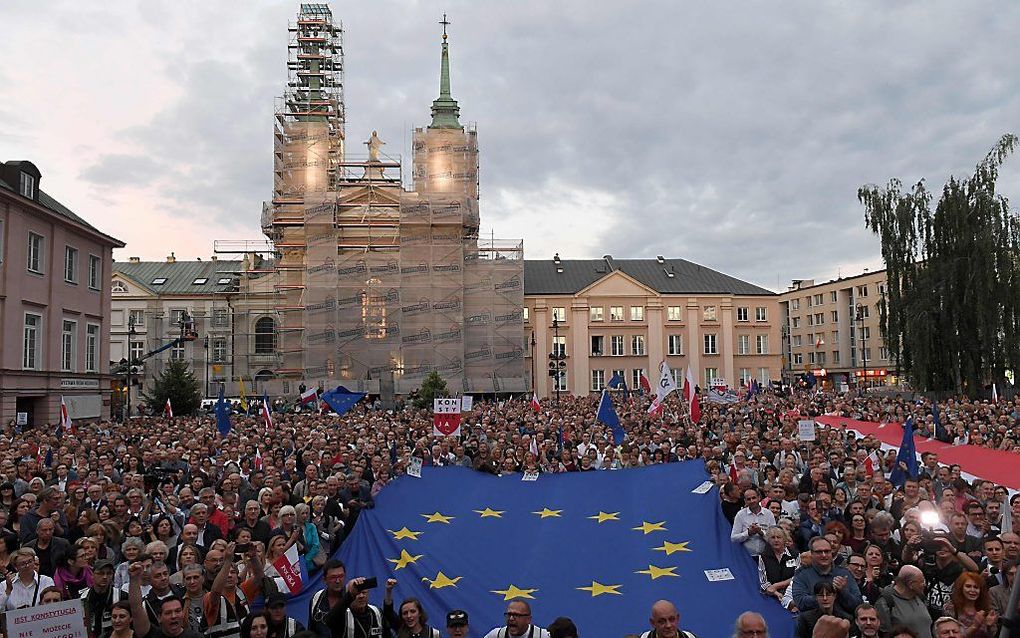 Archiefopname van een massale betoging in de Poolse hoofdstad Warschau, waar op 3 juli van dit jaar werd geprotesteerd tegen het gedwongen vertrek van rechters. beeld Jarek Skarzynski, AFP