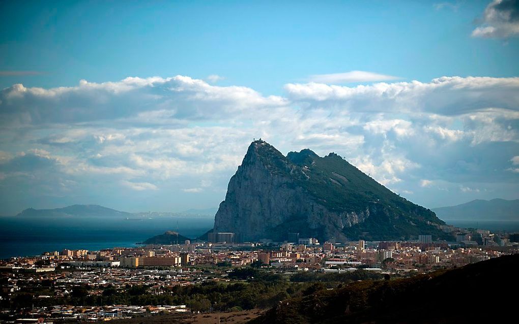 De rotspunt van Gibraltar bezien vanaf Spaans grondgebied. beeld AFP