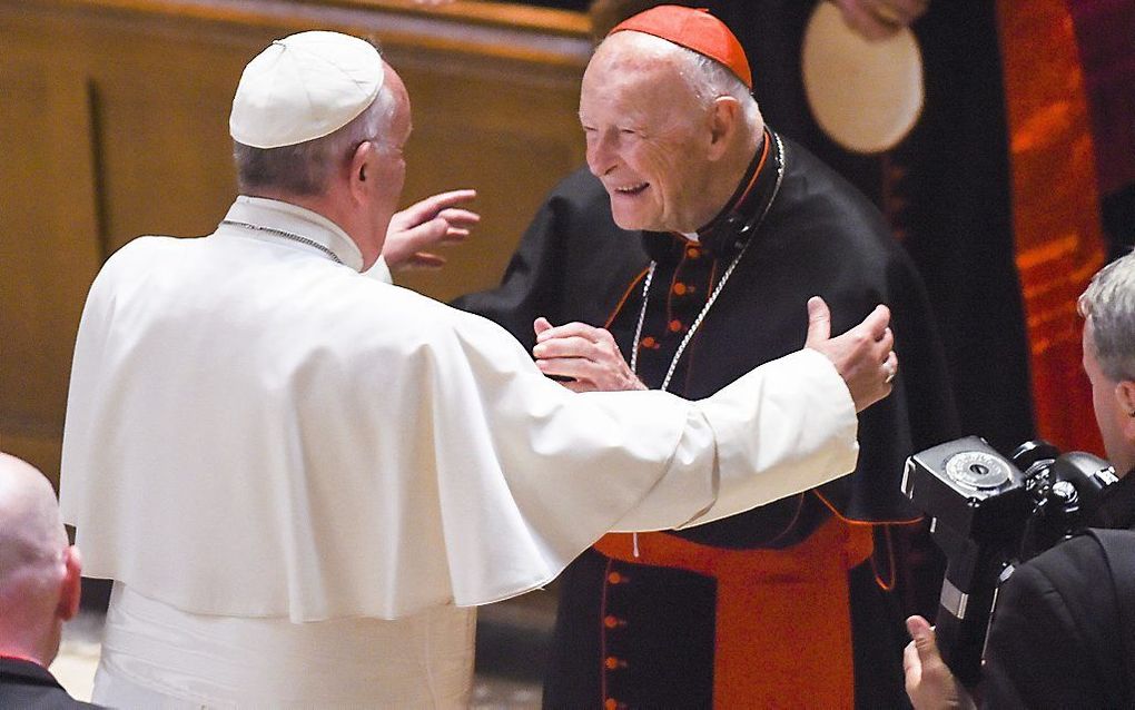 Oud-kardinaal McCarrick en de paus. beeld AFP