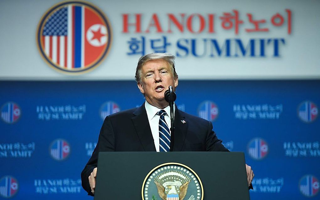 De Amerikaanse president Trump tijdens zijn persconferentie in Hanoi. beeld AFP