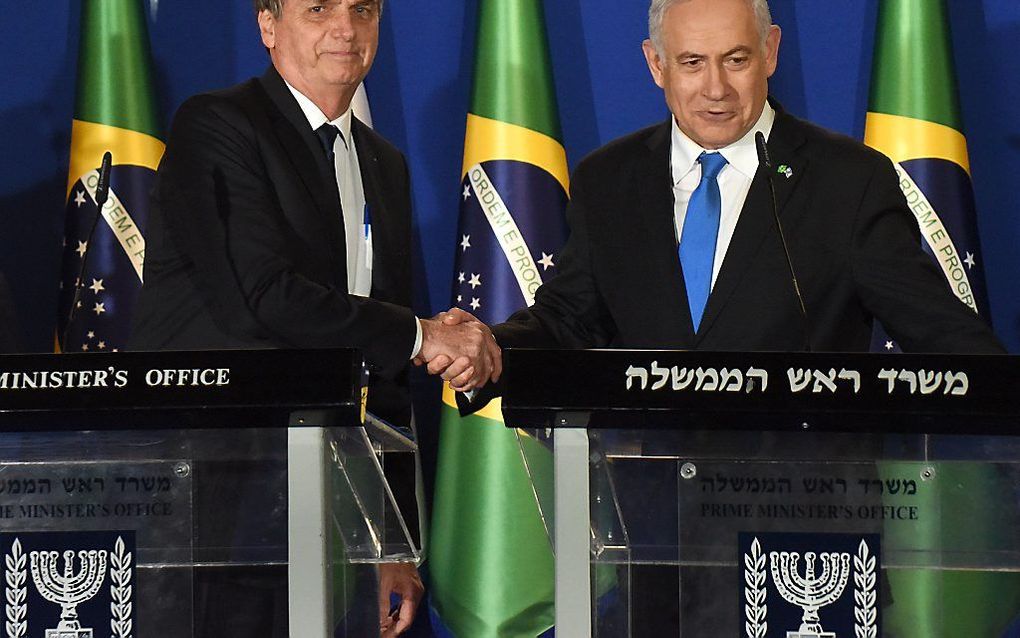 Jaïr Bolsonaro (l.) schuldt de hand van Benjamin Netanyahu. beeld AFP