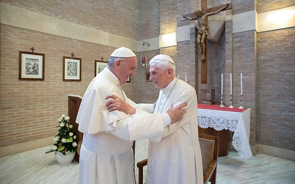 Paus Franciscus (l.) en emeritus paus Benedictus XVI. beeld AFP