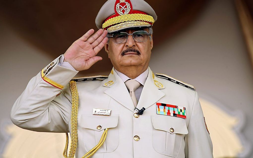 Generaal Haftar tijdens een militaire parade in de oostelijke stad Benghazi, mei 2018. beeld AFP, Abdullah Doma