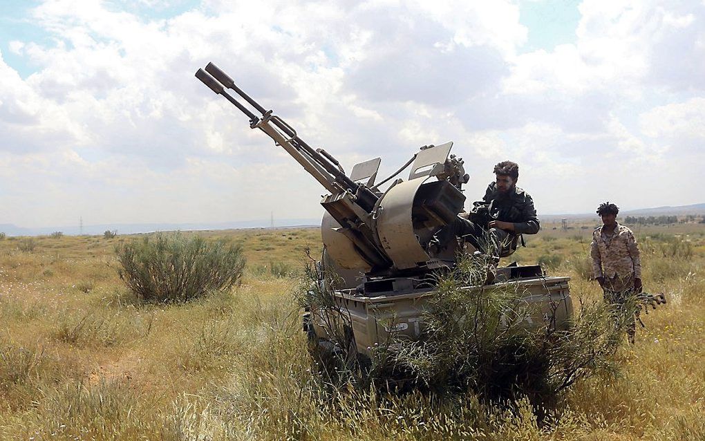 Regeringsgetrouwe troepen staan bij de Libische stad Aziziah gereed om aanvallen van de rebellerende  krijgsheer Khalifa Haftar te beantwoorden.  beeld AFP,  Mahmud Turkia