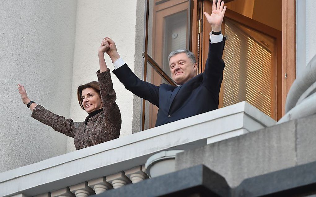 De afzwaaiende Oekraïnse president Petro Poroshenko met zijn vrouw Maryna, maandag tijdens een bijeenkomst van zijn aahang in Kiev. beeld AFP, Sergei Supinksy