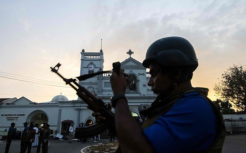 Sri Lankaanse ordetroepen bewaken vrijdag gebedshuizen in het land, uit angst voor nieuwe aanslagen. beeld AFP